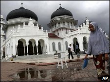 Muslim woman walks past Baiturrahman Grand Mosque in Banda Aceh, 11 September 2009