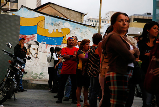 People line up to buy toilet paper at a supermarket in downtown Caracas, 19 January 2015. REUTERS/Jorge Silva.